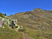 25 Evvia a sx in decisa salita per Cima di Mezzeno, a dx vista sul Pizzo Camilla e Monte Corte